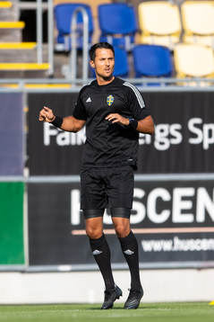 Domare Adi Aganovic före fotbollsmatchen i Superettan