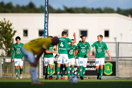 Jönköpings Daniel Strandsäter jublar med lagkamrater