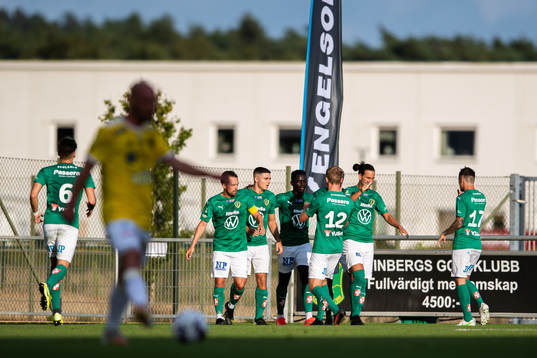 Jönköpings Daniel Strandsäter jublar med lagkamrater