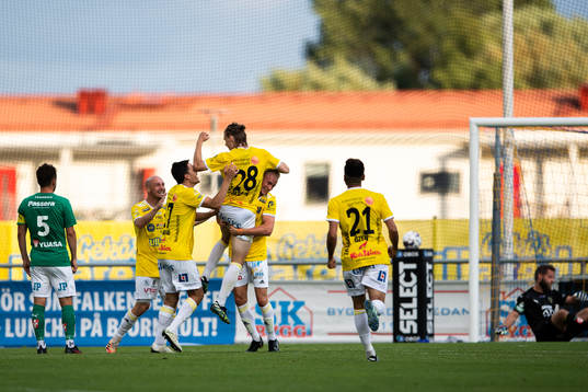 Falkenbergs Melker Nilsson jublar med lagkamrater