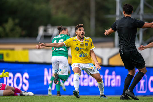 Falkenbergs Mahmut Özen reagerar på ett domslut