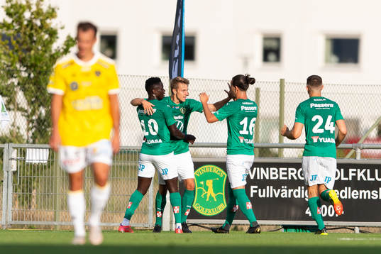 Jönköpings Daniel Strandsäter jublar med lagkamrater