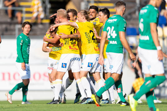 Falkenbergs Tobias Englund jublar med laget