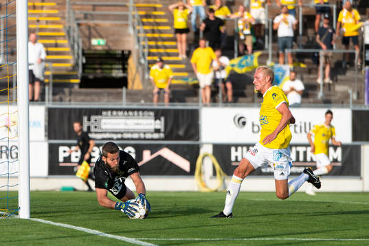 Jönköpings målvakt Frank Pettersson räddar framför