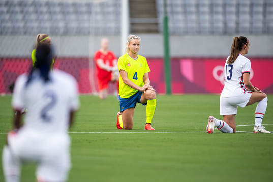 Hanna Glas of Sweden kneel