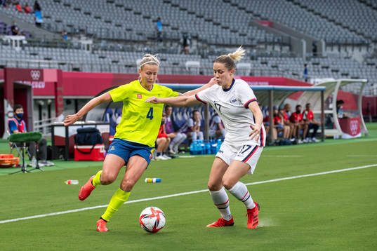 Hanna Glas of Sweden and Abby Dahlkemper of USA