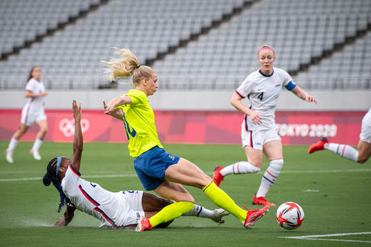 Crystal Dunn of USA and Sofia Jakobsson of Sweden