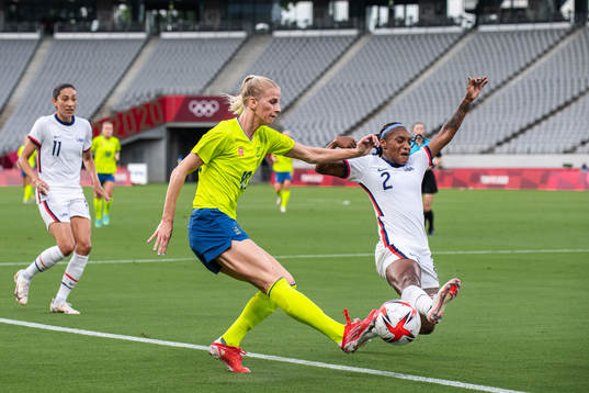 Sofia Jakobsson of Sweden and Crystal Dunn of USA