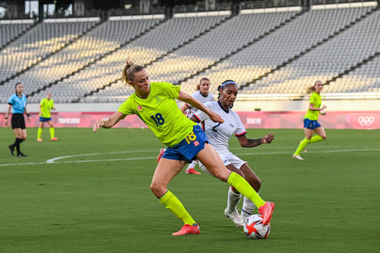 Fridolina Rolfö of Sweden and Crystal Dunn of USA