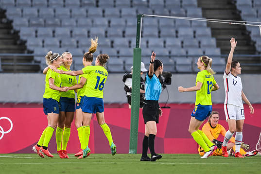 Stina Blackstenius of Sweden celebrate with teammates