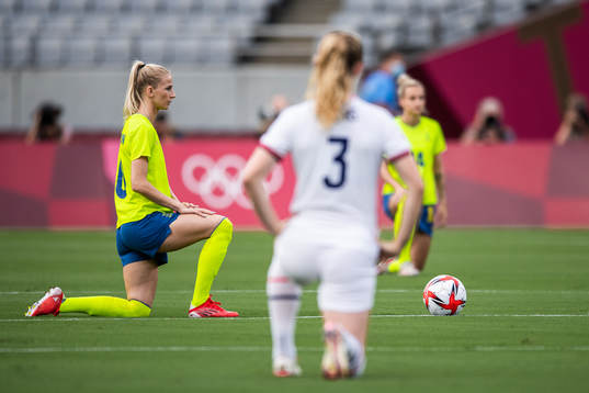 Sofia Jakobsson of Sweden kneel