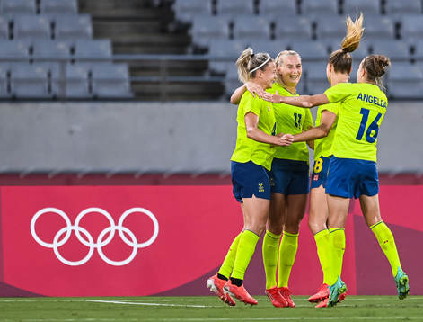 Stina Blackstenius of Sweden celebrate with teammates