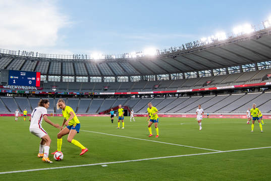 Tobin Heath of USA and Fridolina Rolfö of Sweden
