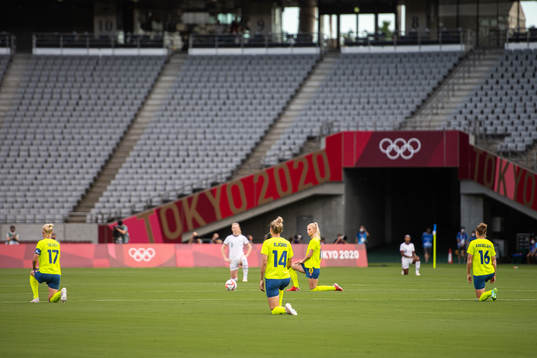 The players kneel