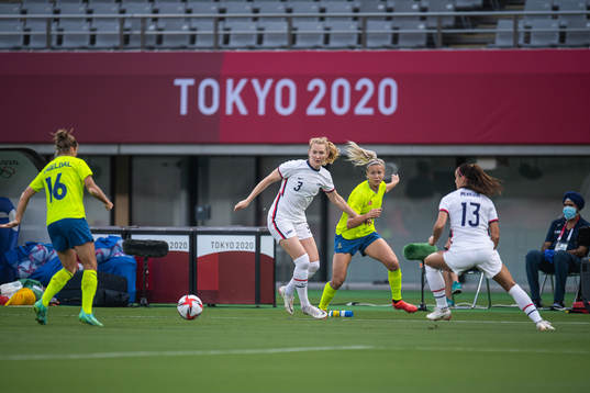 Samantha Mewis of USA and Hanna Glas of Sweden