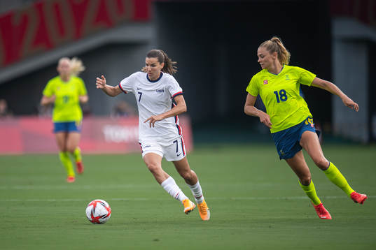 Tobin Heath of USA and Fridolina Rolfö of Sweden