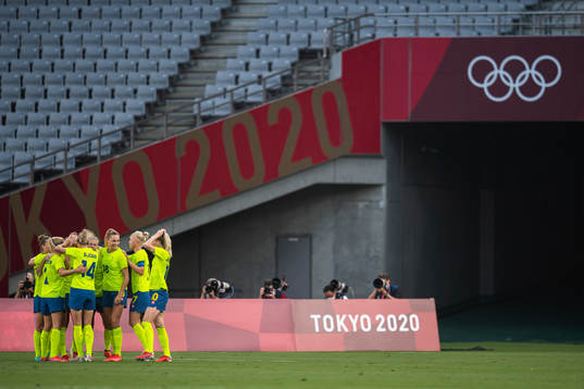 Stina Blackstenius of Sweden celebrate with teammates