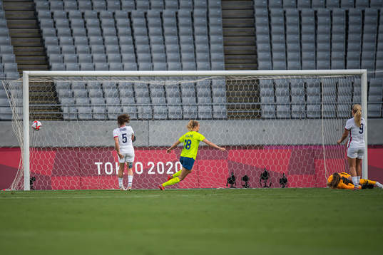 Fridolina Rolfö of Sweden celebrate the 1-0 goal by Stina
