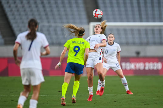 Kosovare Asllani of Sweden and Lindsey Horan of USA