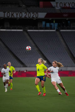 Hanna Glas of Sweden and Lindsey Horan of USA