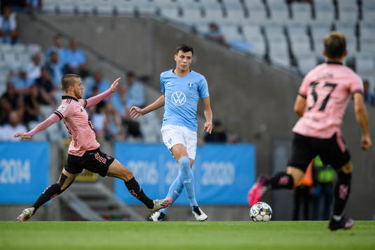 Roope Riski of Helsingfors and Anel Ahmedhodzic of Malmö FF
