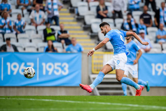 Antonio Colak of Malmö FF scores 1-0