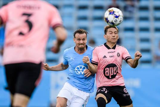 Eric Larsson of Malmö FF and Atomu Tanaka of Helsingfors