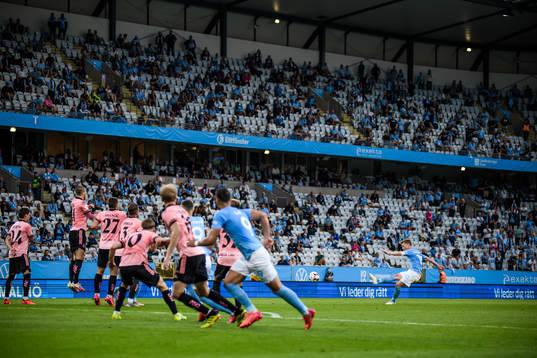 Anders Christiansen of Malmö FF scores 2-1