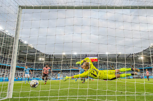 Anders Christiansen of Malmö FF scores the 2-1 goal