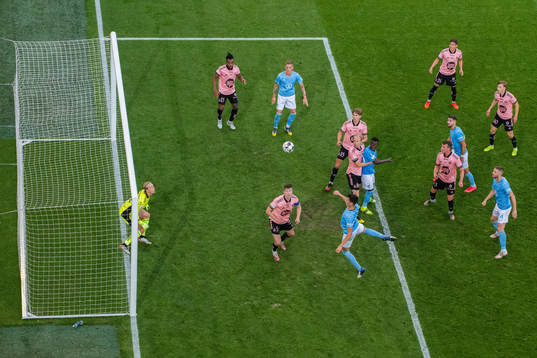 Anel Ahmedhodzic of Malmö FF with a chance against