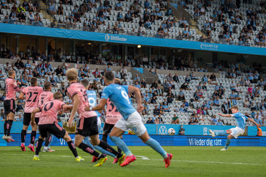 Anders Christiansen of Malmö FF scores the 2-1 goal