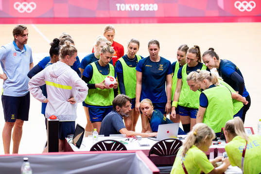 The Swedish women´s handball team is gathered around head