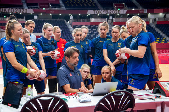 The Swedish women´s handball team is gathered around head