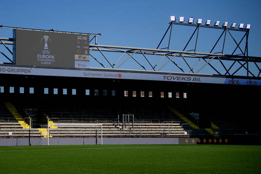 Östra läktaren på Borås arena och ledskärm med Europa