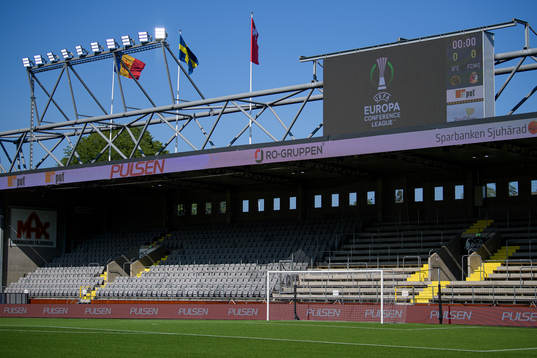 Östra läktaren på Borås arena och ledskärm med Europa