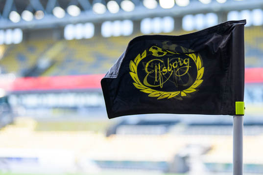 En hörnflagga med Elfsborgs klubbmärke