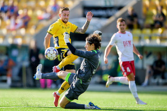 Rasmus Alm of Elfsborg and goalkeeper Emil Timbur of