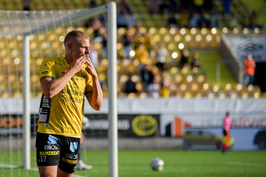 Per Frick of Elfsborg celebrates the 3-0m