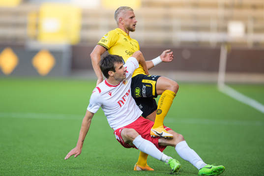 Dan Pisla of Milsami Orheis and Simon Strand of Elfsborg