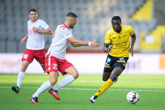 Maudo Lamine Jarjué of Elfsborg and Vadim Bolohan of