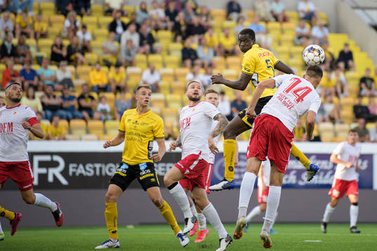 Maudo Lamine Jarjué of Elfsborg and Dan Pisla of Milsami