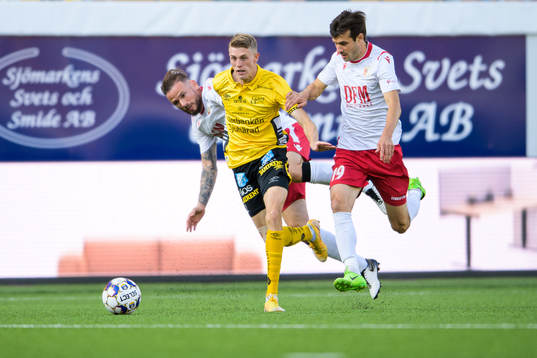 Alexander Bernhadsson battles with Petru Racu and Dan Pisla