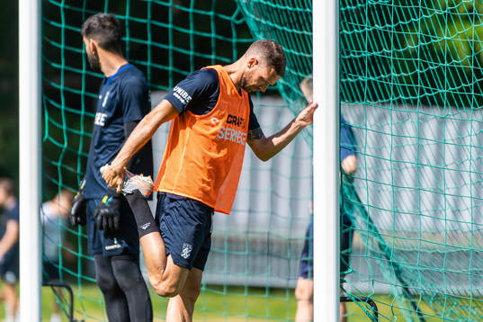 Marcus Berg stretchar