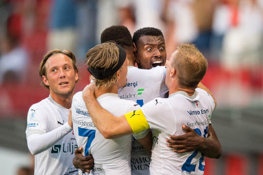 Värnamos Bernardo Vilar Estevao Jeronimo jublar med Freddy