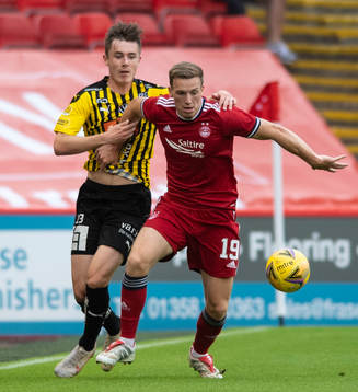 Patrik Walemark of Häcken and Lewis Ferguson of Aberdeen