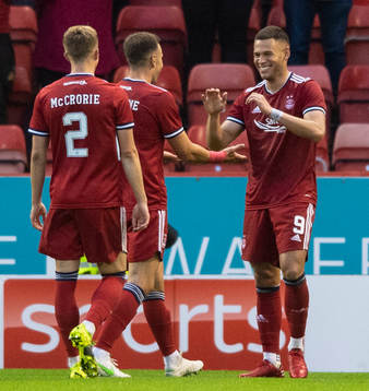 Christian Ramiresz of Aberdeen celebrates the 4-1 goal