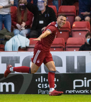 Christian Ramiresz of Aberdeen celebrates the 4-1 goal