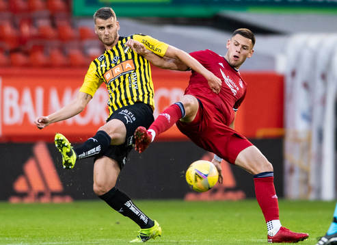 Johan Hammar of Häcken and Christian Ramirez of Aberdeen