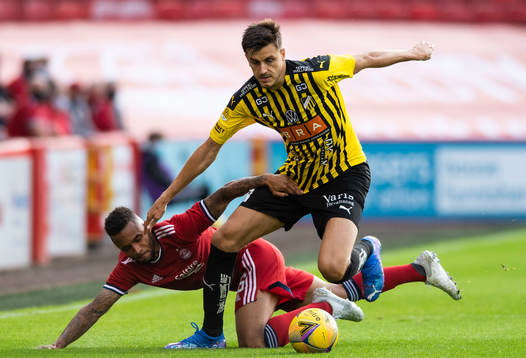 Alexander Jeremejeff of Häcken and Funso Ojo of Aberdeen
