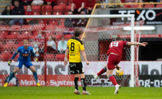 Lewis Ferguson of Aberdeen scores the 3-0 goal